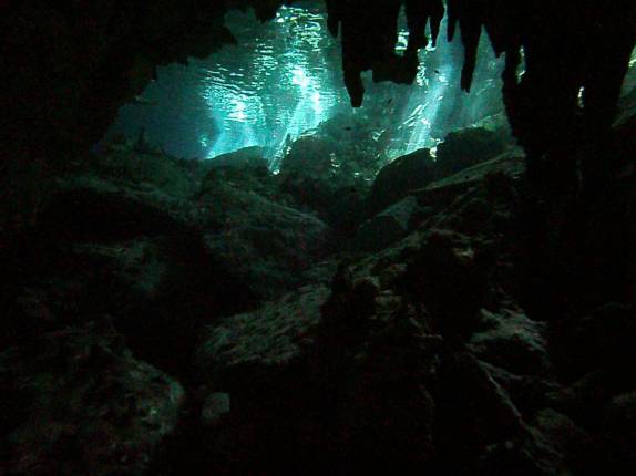 Final de mergulho, saindo do Cenote Dos Ojos, em Tulum, no Yucatán, sul do México